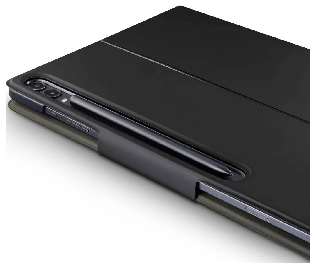 Tablette noire présentée fermée dans un étui de style folio avec un stylet rangé le long du dos et des découpes pour caméra sur le bord gauche.
