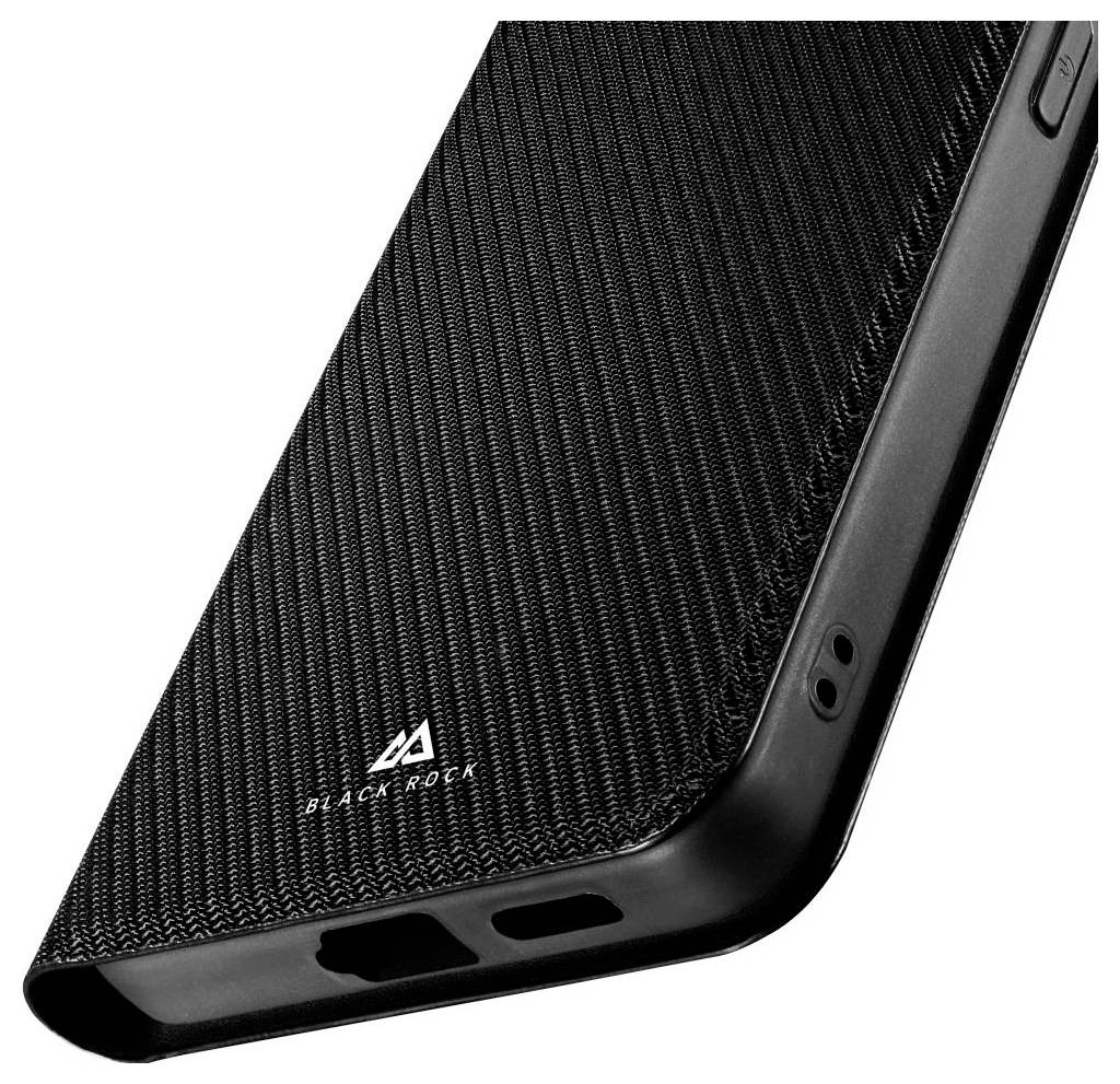 Gros plan d'une coque de téléphone texturée noire avec le logo « BLACK ROTA » et des découpes pour les ports et les haut-parleurs.