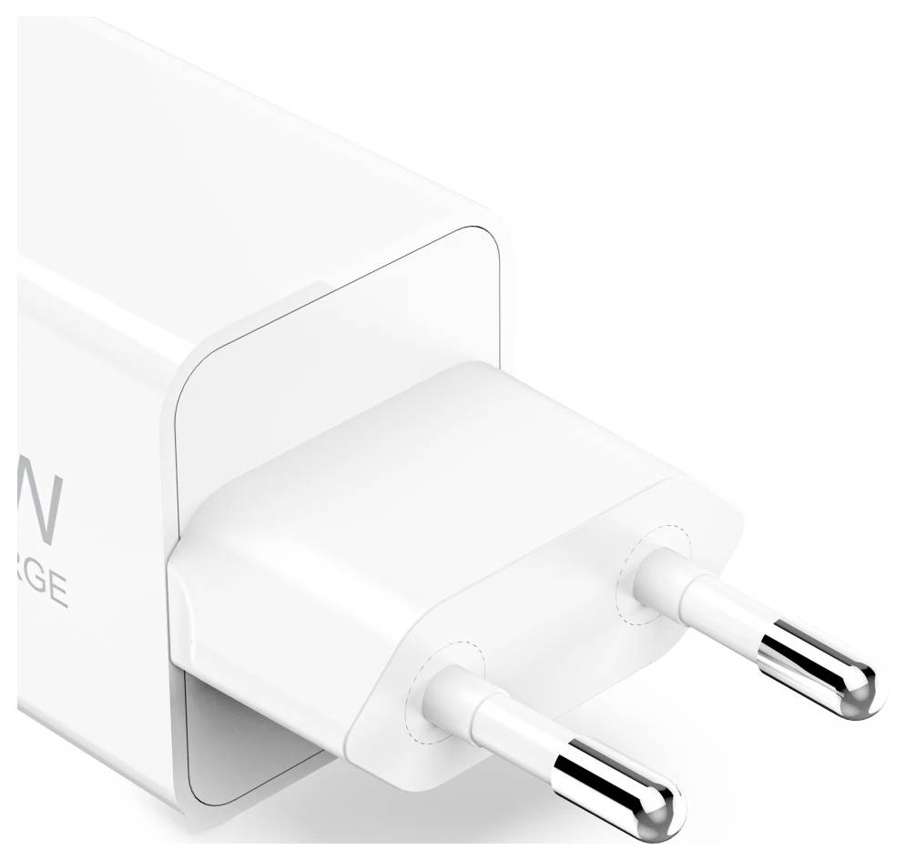 Adaptateur de prise électrique blanc à deux broches inséré dans une prise murale, montré en gros plan sur un fond uni.