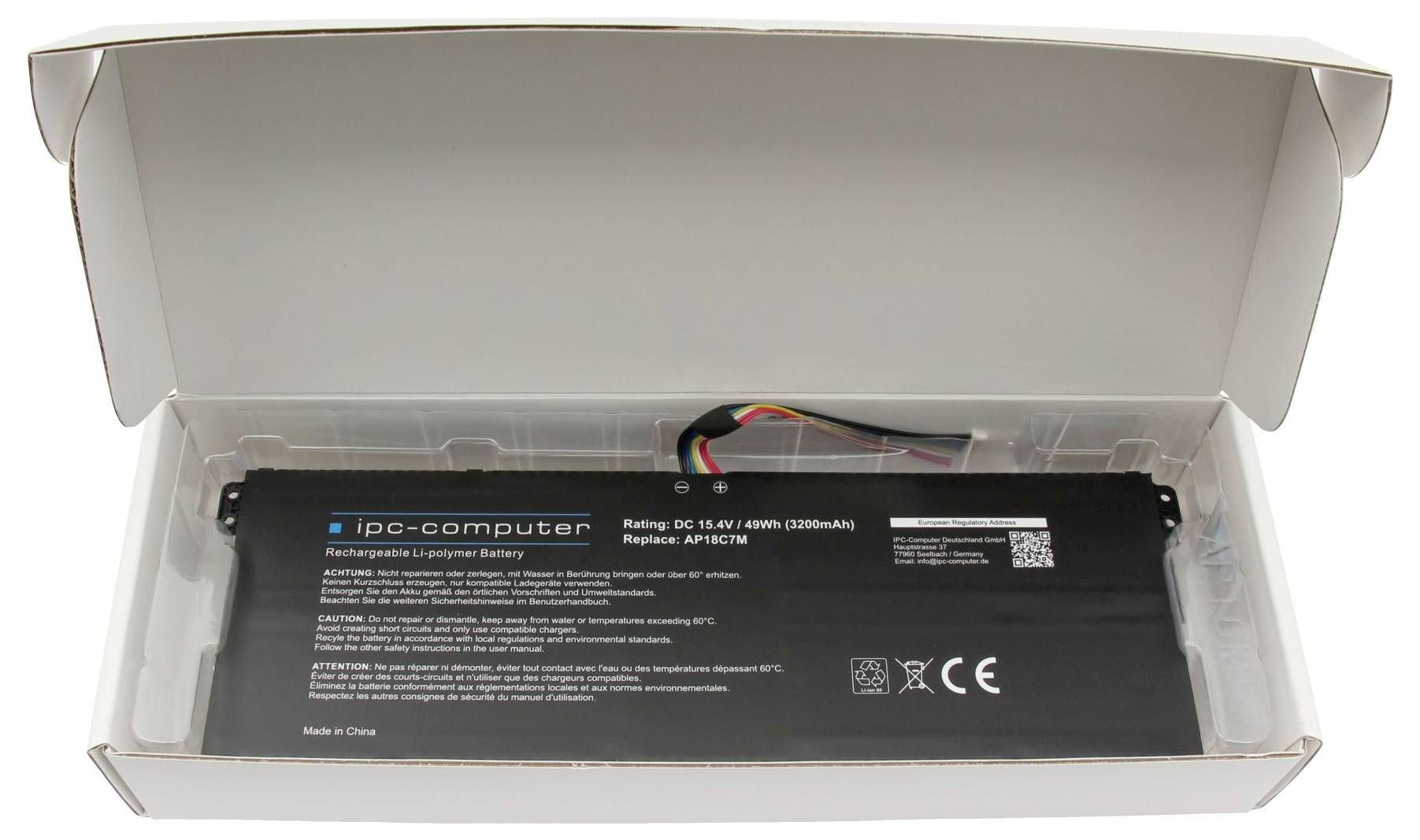 Batterie de laptop rechargeable noire dans un plateau de vente en plastique transparent à l'intérieur d'une boîte ouverte, étiquetée « ipc-computer » et « Remplacer : AP8C7M ».