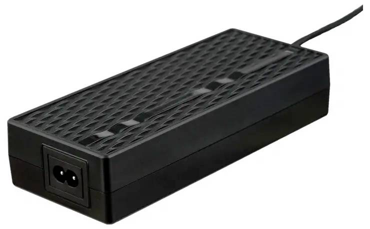 Adaptateur d'alimentation rectangulaire noir avec sommet aéré et câble attaché, présenté sur fond blanc.