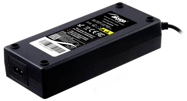 Adaptateur d'alimentation électrique rectangulaire noir avec câble attaché et prise d'entrée à deux broches, présenté sur un fond blanc.