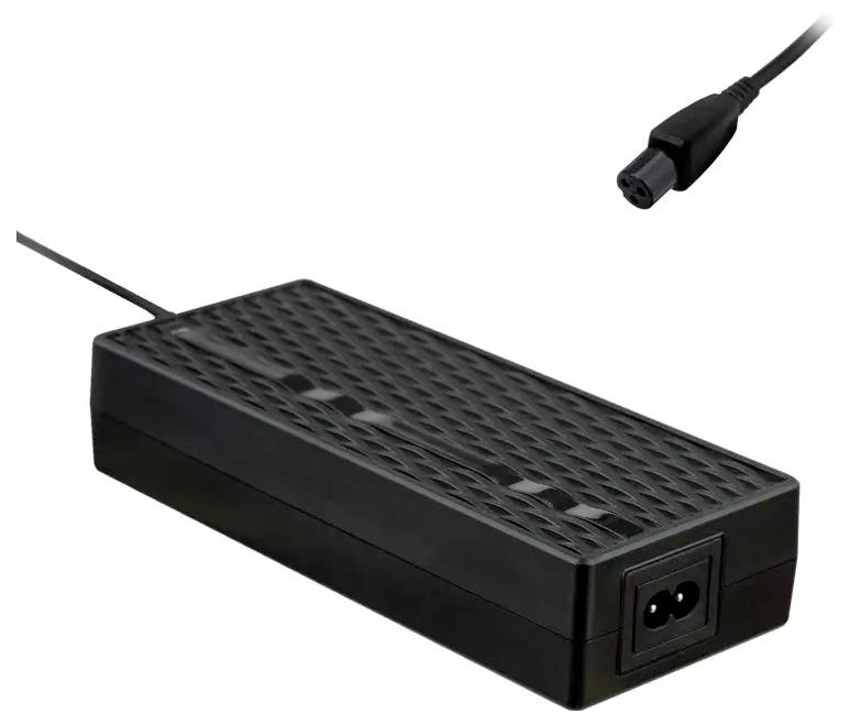 Adaptateur d'alimentation électrique de forme rectangulaire noire avec sommet aéré, cordon attaché et deux ports d'entrée/sortie à deux broches sur un fond blanc