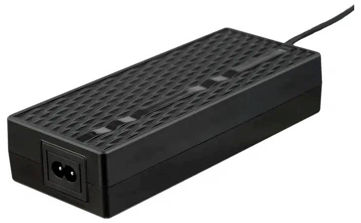 Adaptateur d'alimentation rectangulaire noir avec surface texturée et cordon attaché, présenté sur un fond blanc.