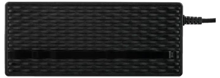Appareil électronique rectangulaire noir avec une surface nervurée et un cordon d'alimentation attaché sur le côté droit.