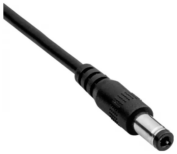 Gros plan d'une fiche de connecteur d'alimentation CC noir sur un câble, avec une pointe métallique cylindrique.