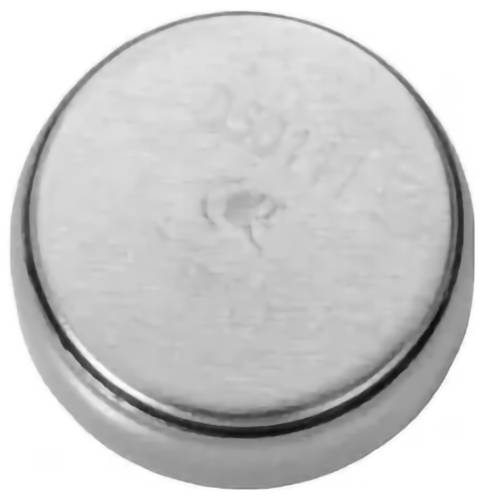 Gros plan d'une pile bouton en argent avec un dessus plat et un bord arrondi sur un fond uni.