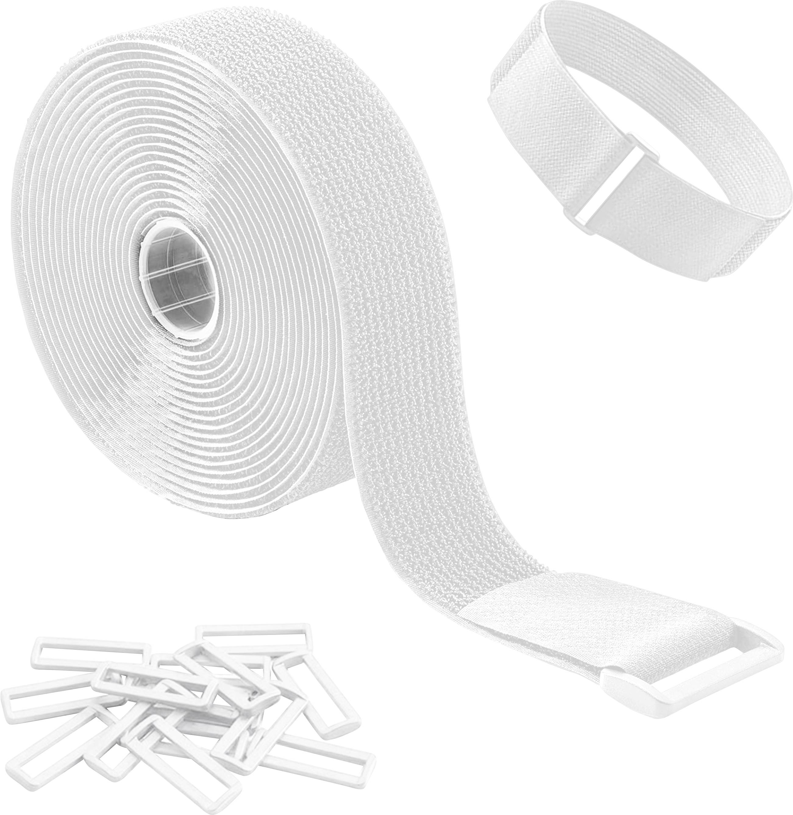 Rouleau de ruban adhésif blanc à boucles et crochets avec une sangle à boucles séparée et plusieurs boucles ou clips en plastique, présentés sur un fond blanc.