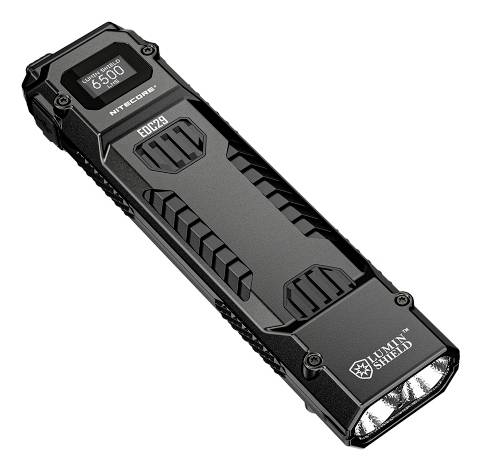 Lampe de poche Nitecore EDC23 noire avec écran numérique affichant 6500 lumens et marque Lumintop Shield, placée en angle sur un fond blanc.