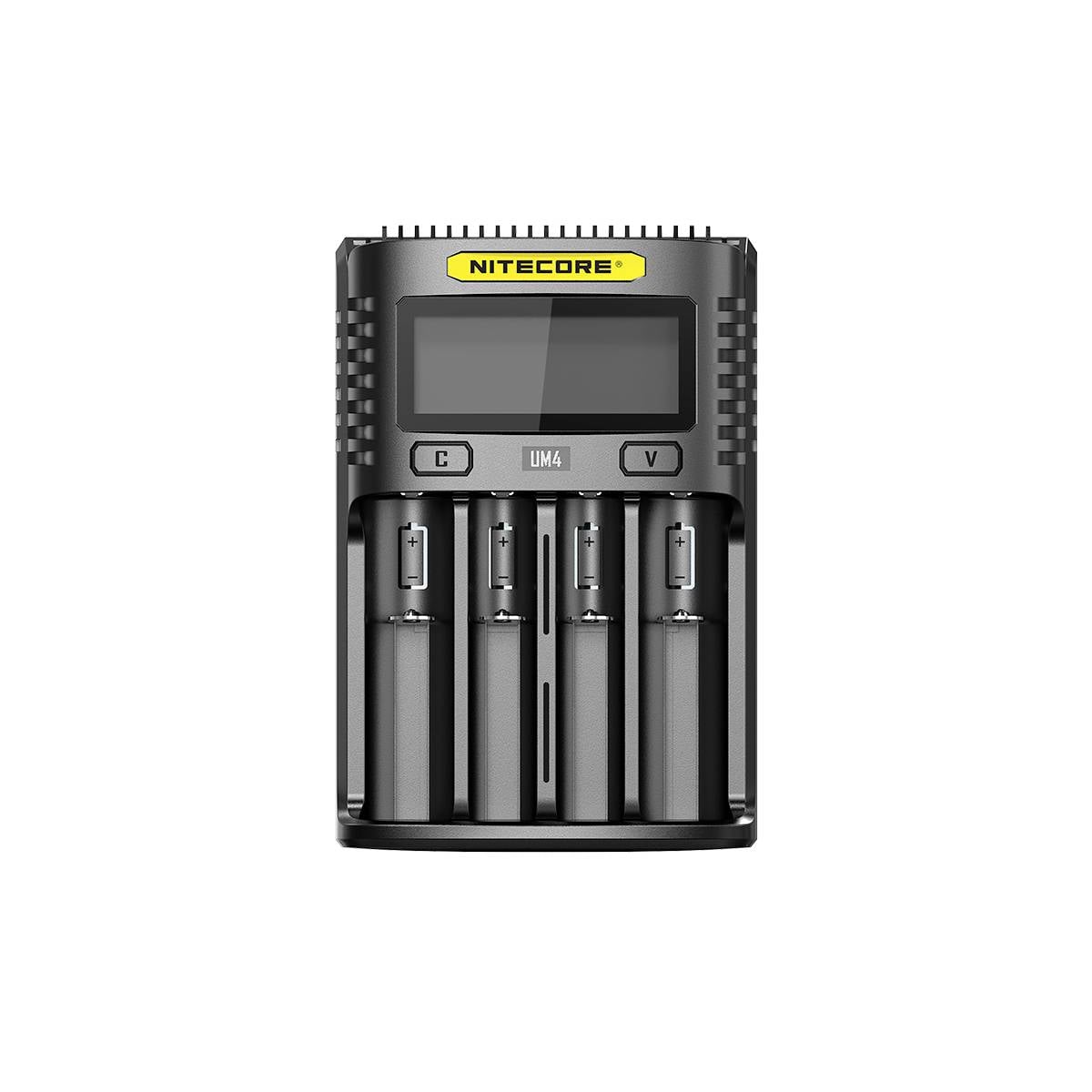 Chargeur de batterie NITECORE UM4 à quatre emplacements avec écran LCD et quatre baies de batterie.