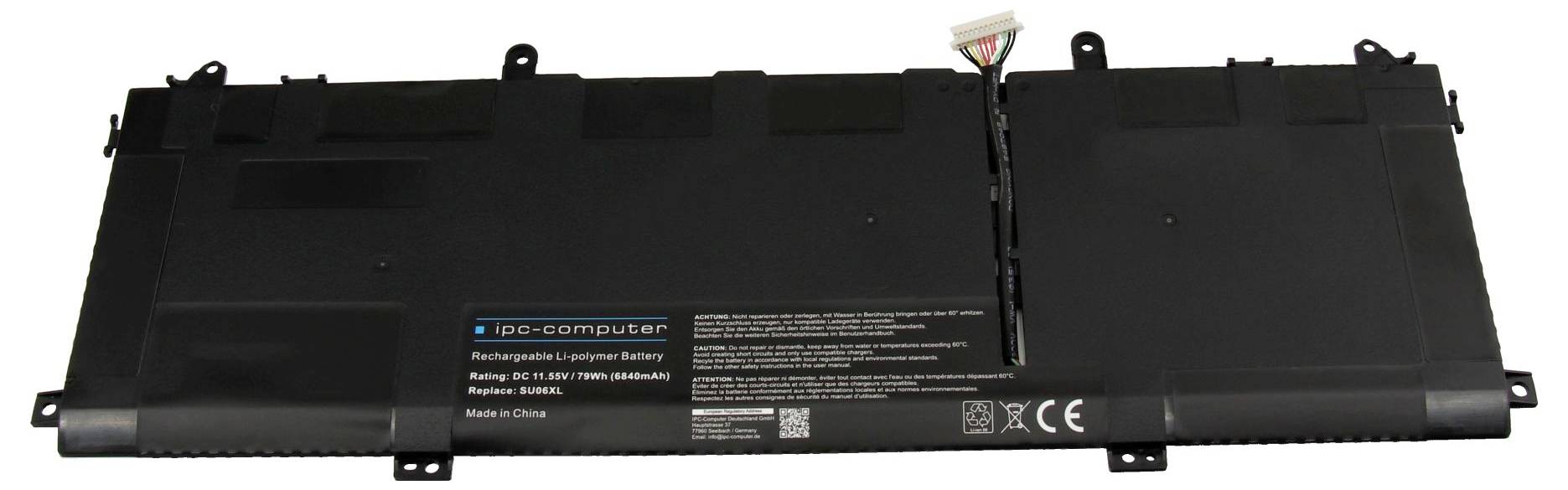 Batterie de portable noire avec étiquettes et connecteurs, affichée sur un fond blanc.
