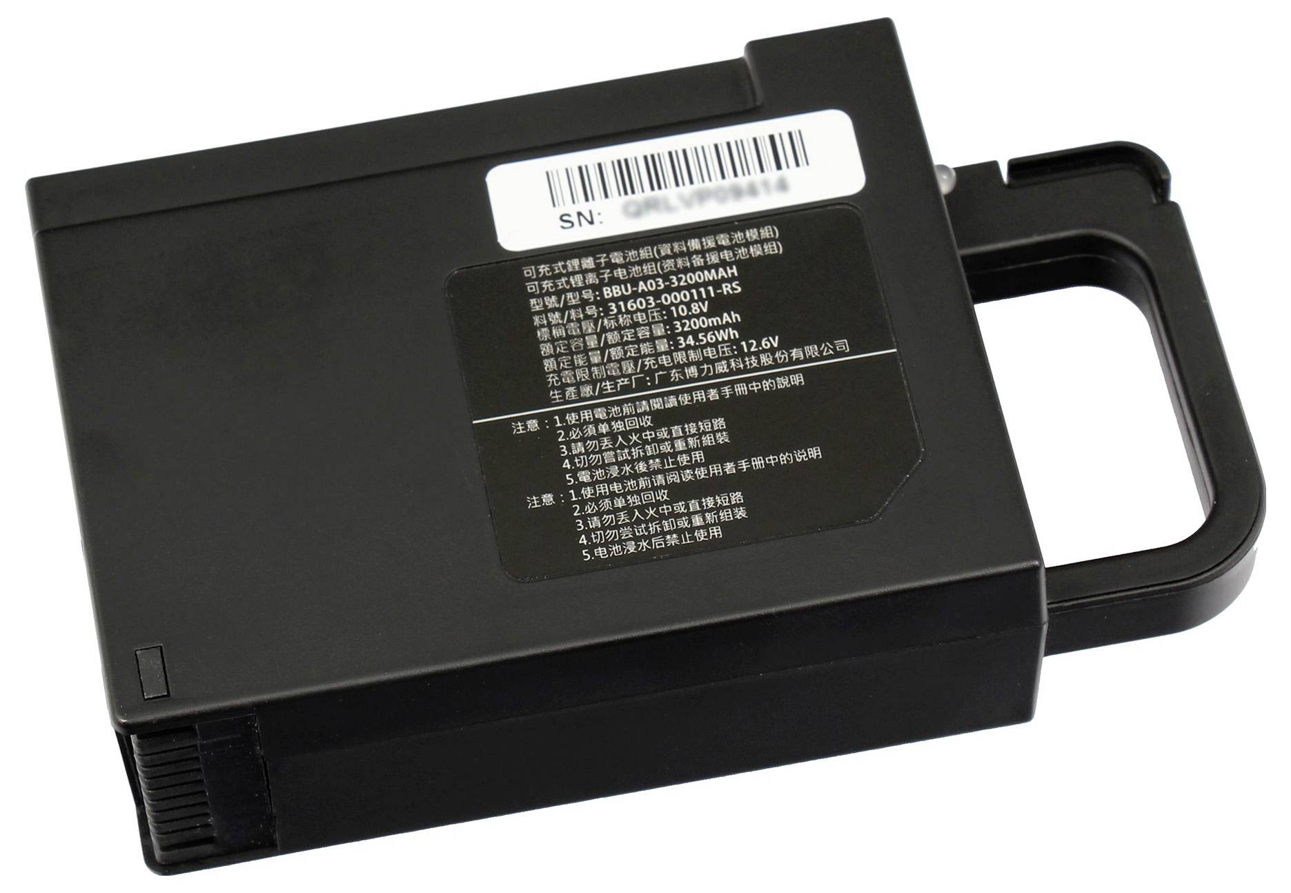 Batterie rectangulaire noire avec poignée et étiquette de code-barres sur le dessus, présentée sur fond blanc.