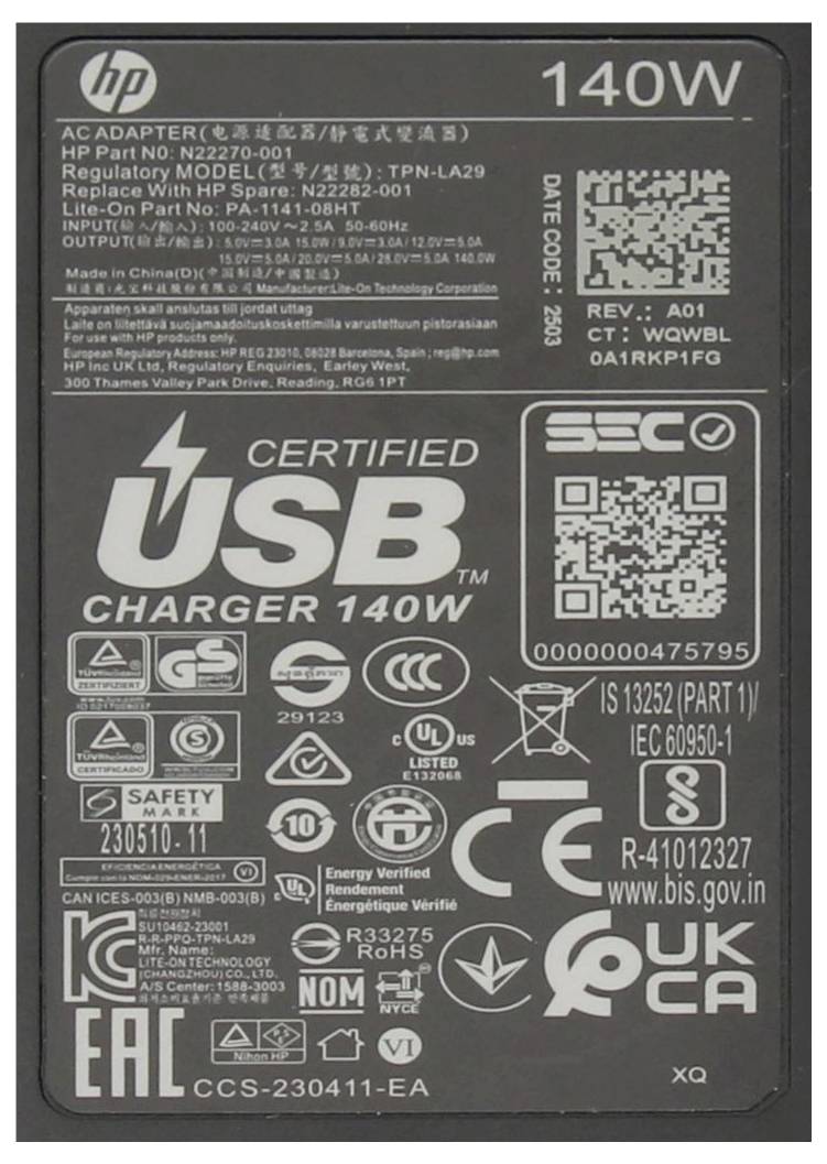 Gros plan d'une étiquette d'adaptateur secteur HP 140 W avec codes QR, marquage Chargeur USB 140 W et logos de certification réglementaire.