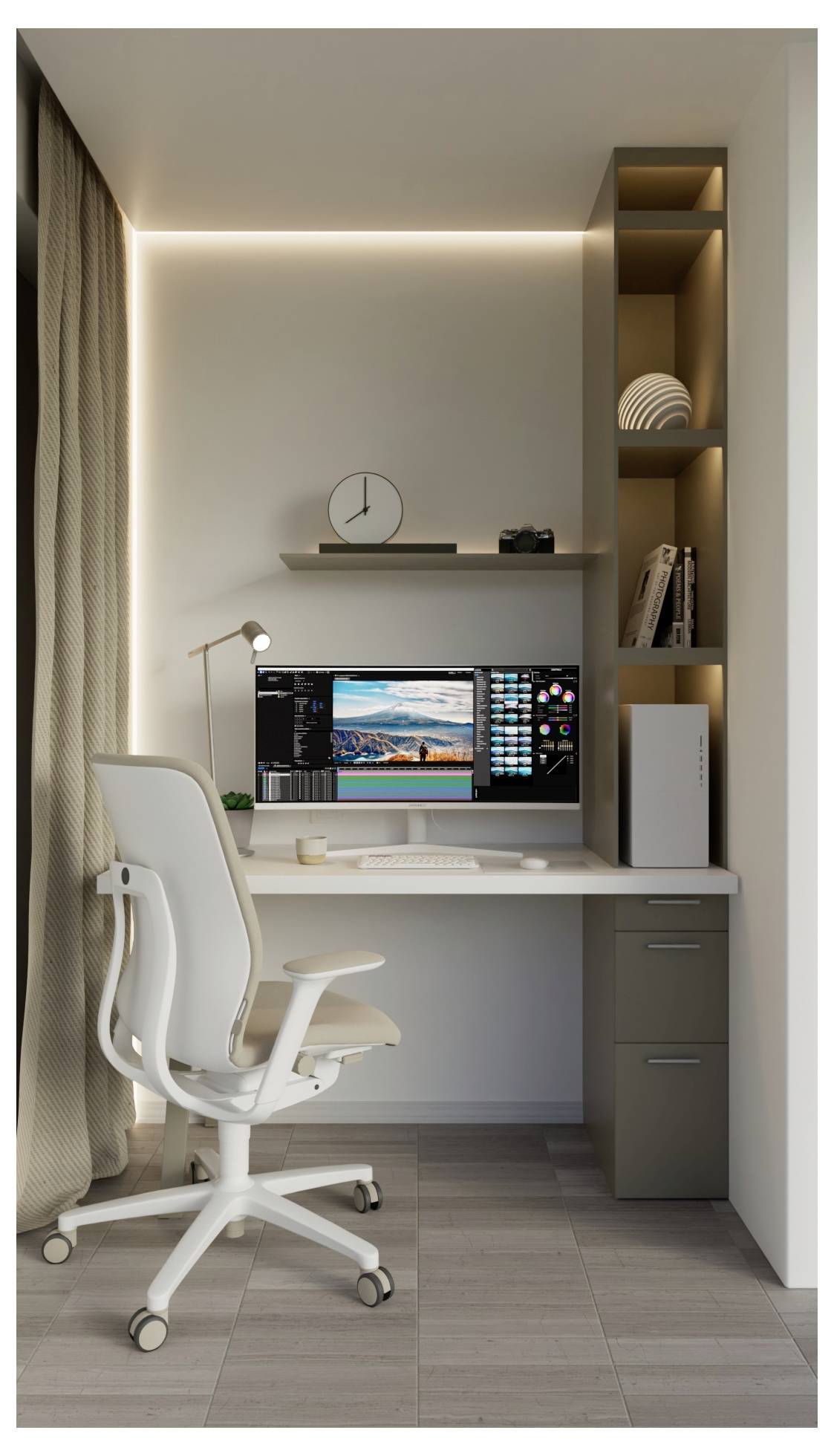 Petit bureau à domicile compact avec chaise blanche, bureau, deux moniteurs, lampe, étagères, tiroirs et éclairage encastré chaleureux dans une alcôve étroite.
