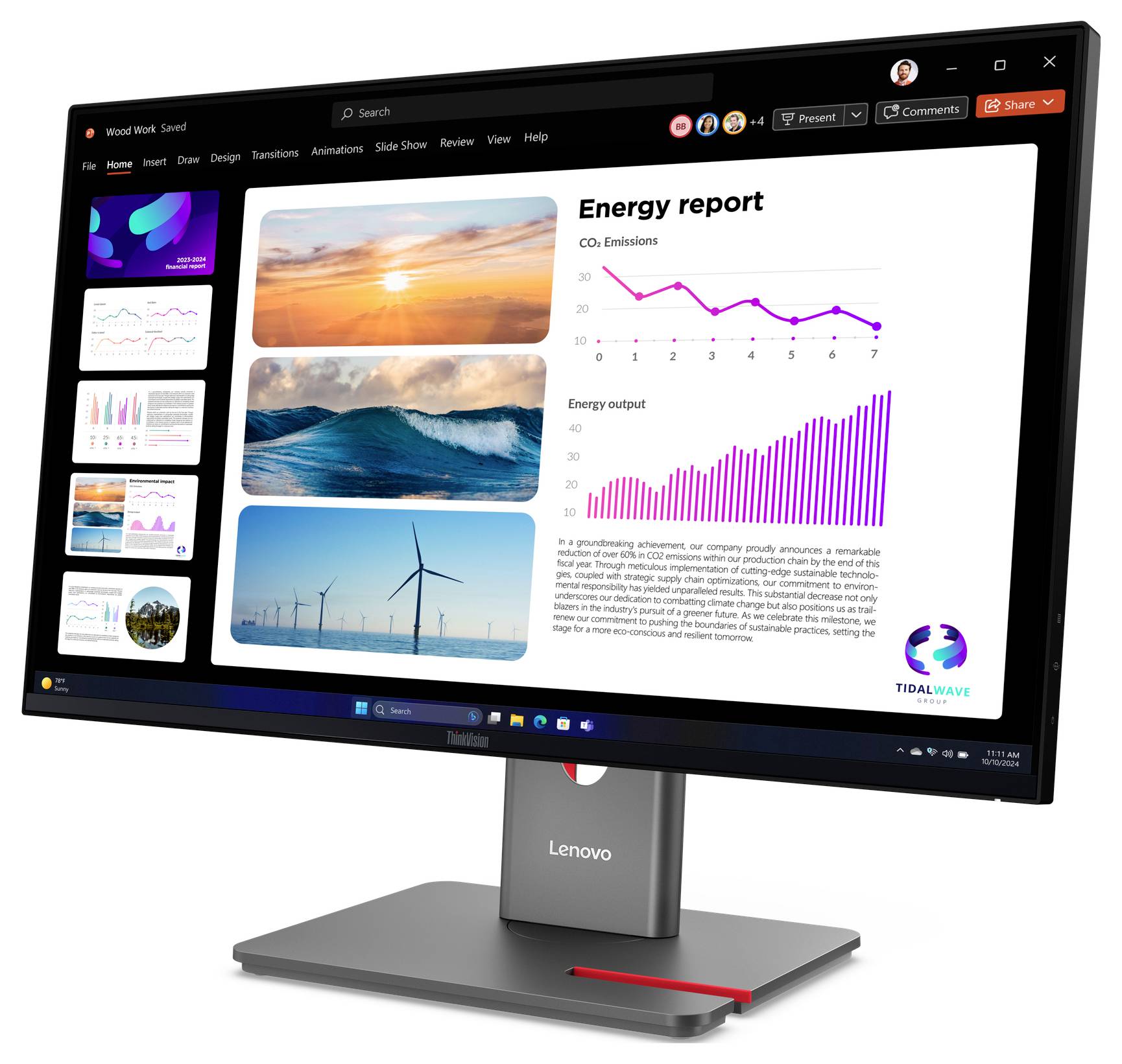 Un moniteur affiche une présentation « Rapport énergétique » avec des photos d'un coucher de soleil, de vagues océaniques et d'éoliennes, plus des graphiques d'émissions de CO2 et de production d'énergie.