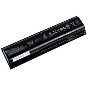 Batterie pour ordinateur portable noir présentée sous un angle sur un fond blanc.