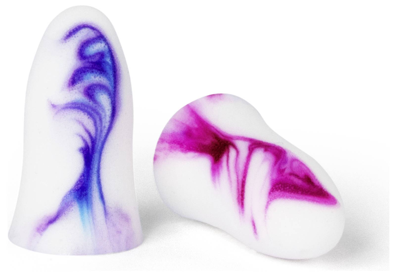 Deux objets abstraits blancs en forme de cône avec des traînées marbrées violettes et roses, l'un debout et l'autre couché sur le côté.