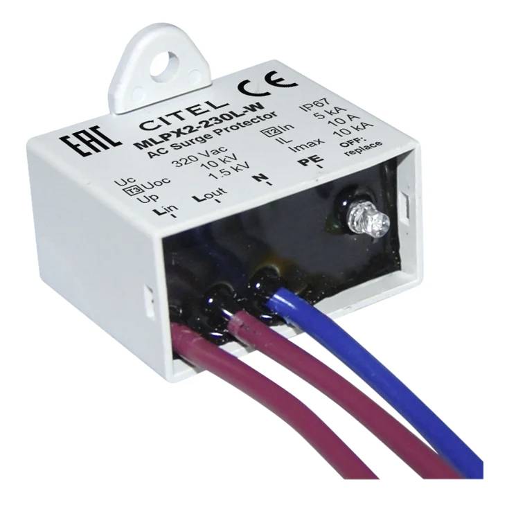 Module parafoudre CITEL AC avec trois fils connectés et languette de montage, présenté en gros plan sur fond blanc.