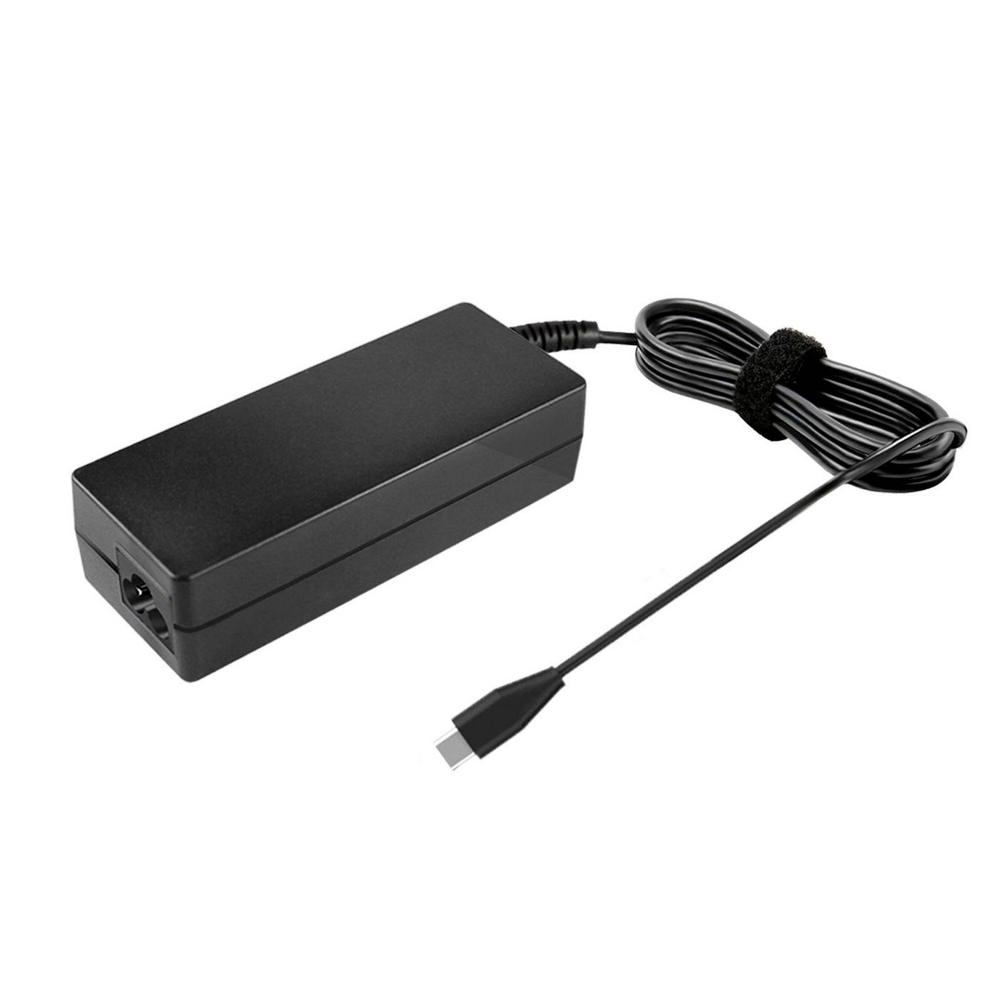 Adaptateur d'alimentation rectangulaire noir avec câble attaché et connecteur USB-C sur fond blanc.