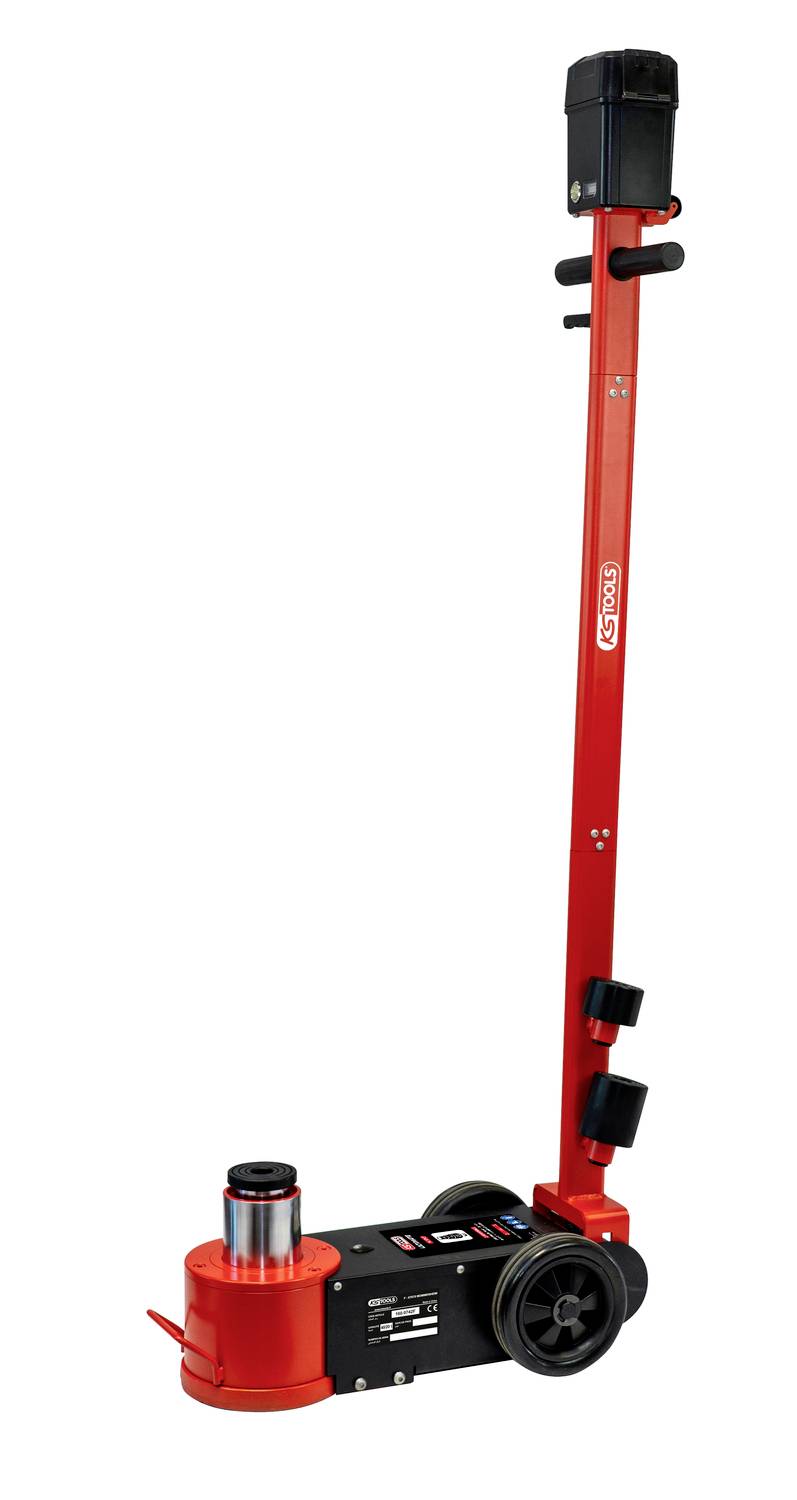 Cric de levage mobile rouge dressé avec de grandes roues et un vérin de levage frontal sur un fond blanc.