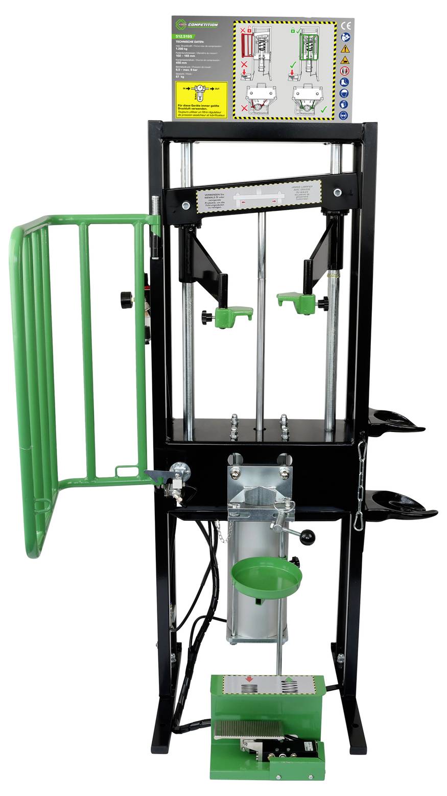 Machine de démonstration industrielle avec panneau d'instructions de sécurité, leviers à main verts, un entonnoir et une plate-forme inférieure, probablement destinée à la formation mécanique ou fluidique.