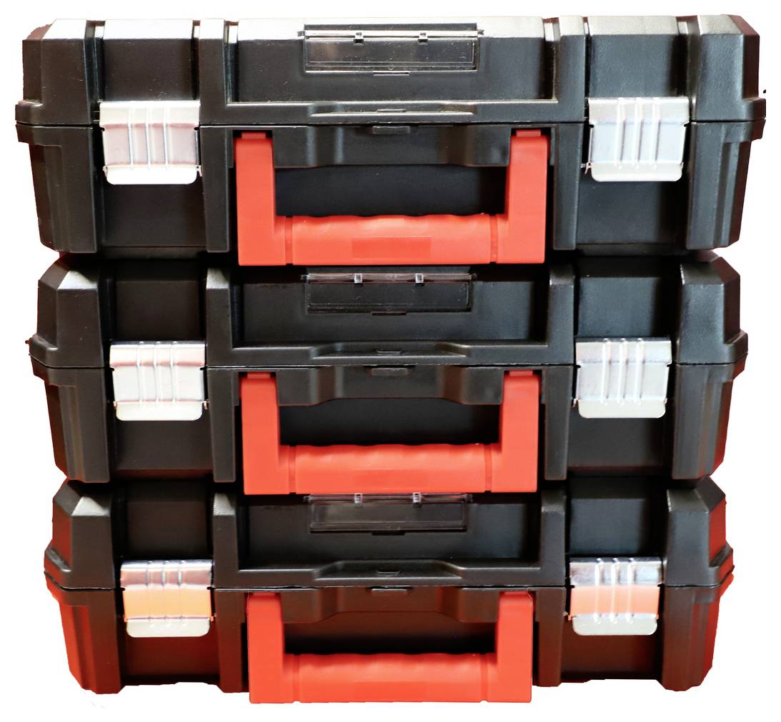 Pile de trois boîtes à outils en plastique noir avec des poignées rouges et des clips de verrouillage transparents, présentée sur un fond blanc.