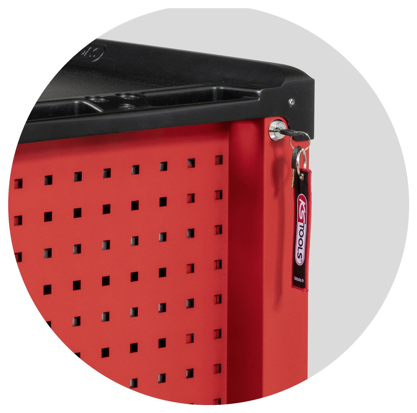 Armoire à outils en métal perforé rouge avec dessus noir et clé suspendue au verrou latéral.