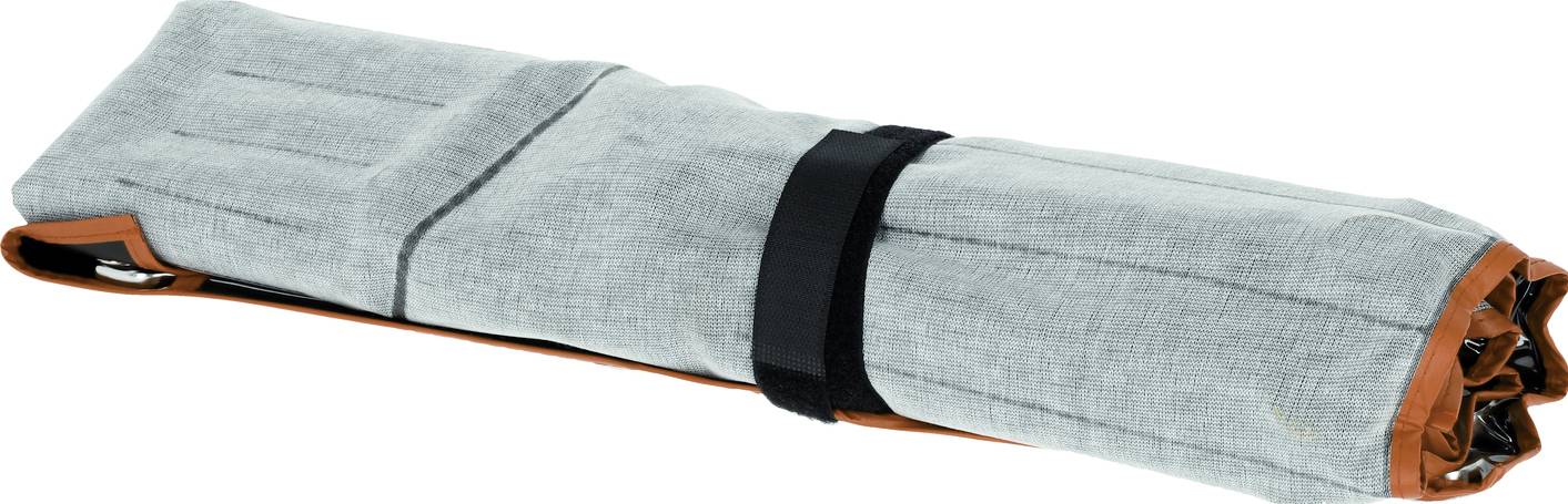 Tapis gris enroulé ou matelas de couchage sécurisé avec une sangle noire, avec une bordure orange à une extrémité.