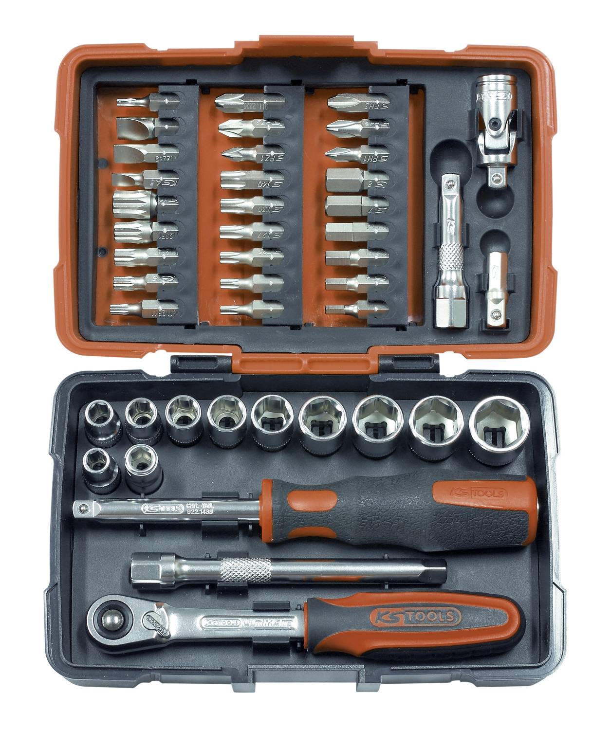 Trousse à outils complète avec assortiment de mèches de tournevis, jeu de douilles, manche à cliquet, rallonge et adaptateurs dans un étui noir et orange.