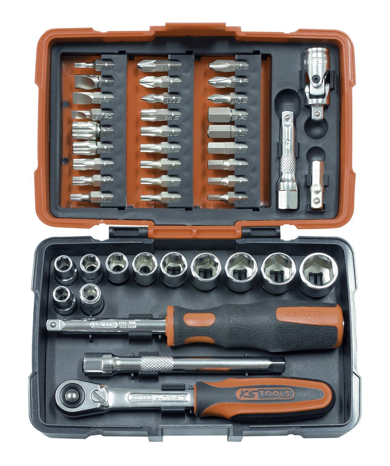 Boîte à outils ouverte avec assortiment de embouts de tournevis, douilles, clé à cliquet et rallonges dans des étuis orange et noir.