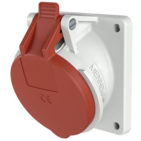 Prise électrique industrielle rouge avec couvercle à charnière montée sur une plaque carrée blanche, vue en angle sur fond blanc.