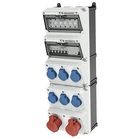 Boîtier de distribution électrique MENNEKES empilé avec plusieurs prises protégées, incluant des connecteurs industriels bleus et rouges.