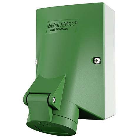 Boîtier de prise électrique industrielle verte avec couvercle de prise à charnière, portant l'étiquette « MENNEKES », présenté sur fond blanc.