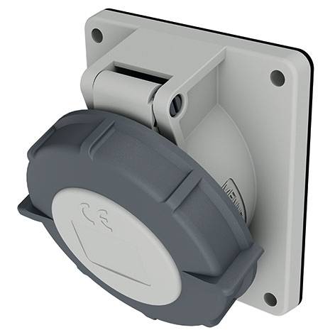 Gros plan d'une prise électrique industrielle grise avec un couvercle à charnière de protection, montée sur une plaque carrée.