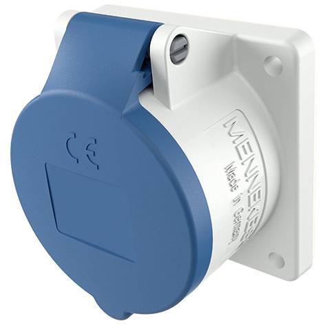 Prise électrique industrielle bleue montée sur une plaque murale blanche, avec un couvercle à charnière étiqueté 'MENNEKES'.