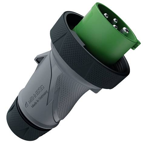 Gros plan en angle d'un connecteur de câble électrique industriel gris et noir avec une fiche verte, montré sur un fond blanc.