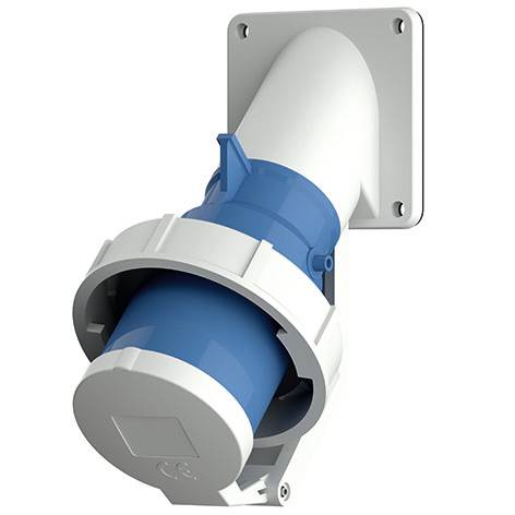 Connecteur électrique industriel bleu et gris branché dans une prise murale montée sur fond blanc.
