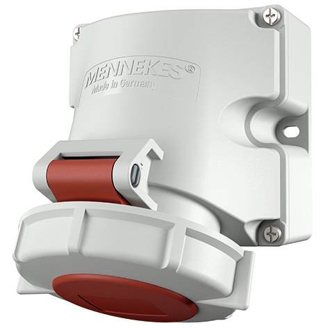 Prise électrique industrielle blanche avec couverture de verrouillage rouge, marque MENNEKES, présentée sur un fond neutre.