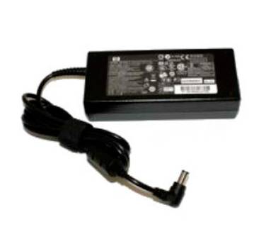 Adaptateur d'alimentation noir avec câble enroulé attaché et prise coudée sur fond blanc.