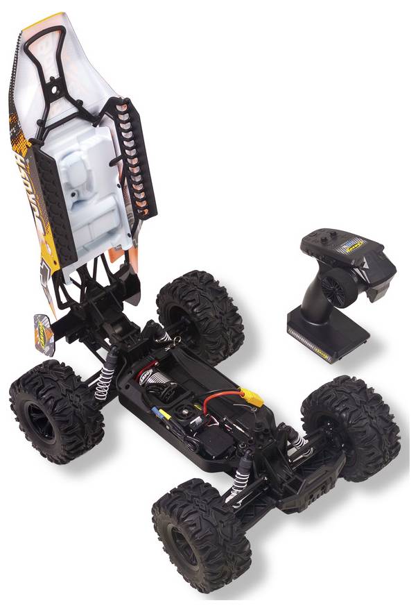 Châssis de voiture tout-terrain télécommandée avec de grands pneus à crampons et carrosserie ouverte, présenté avec un émetteur portatif séparé.