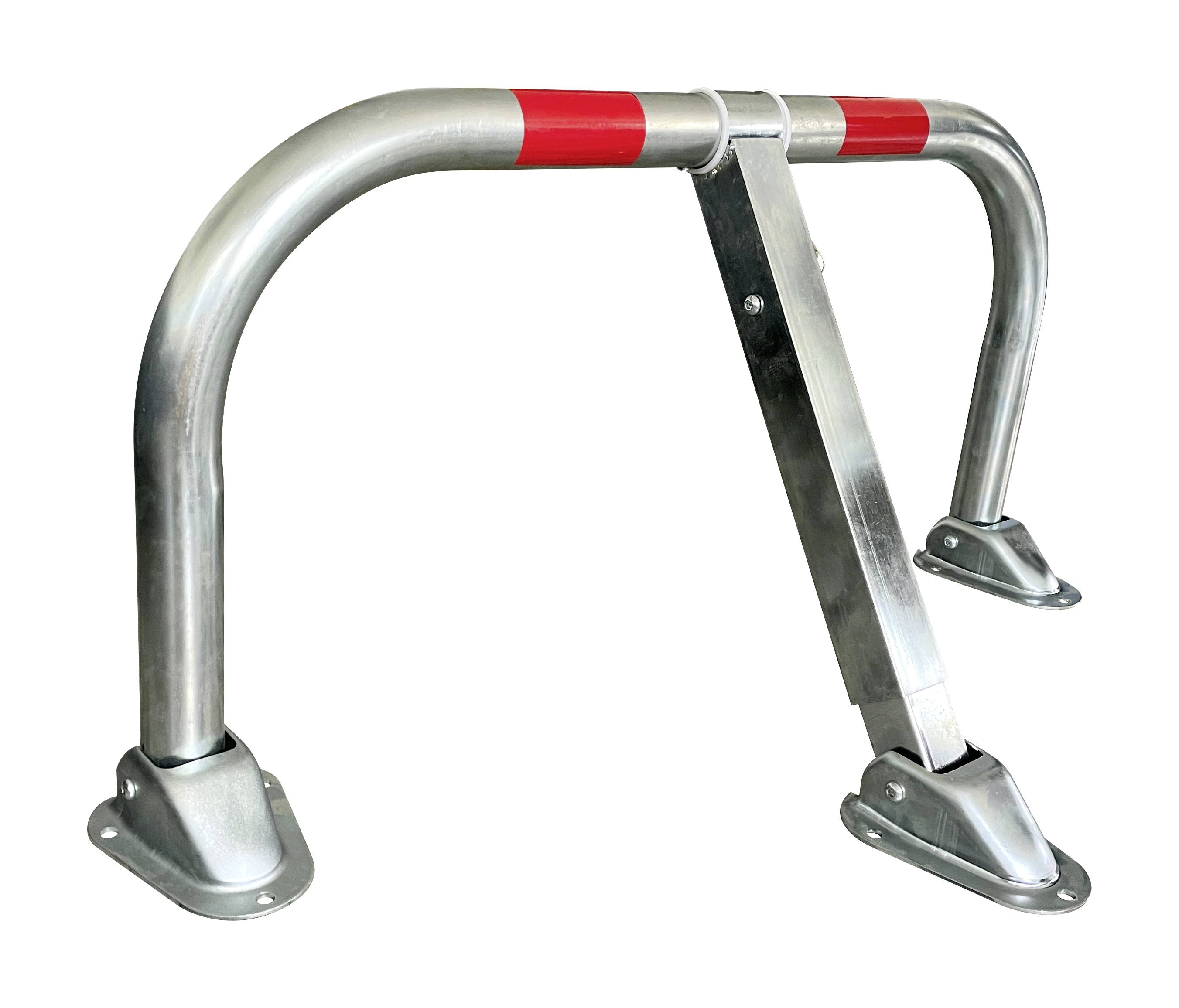 Barrière de contrôle d'accès routier pliable en métal avec bandes réfléchissantes rouges et plaques de fixation, utilisée pour bloquer l'accès des véhicules.