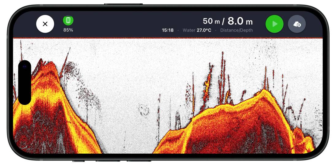 Affichage de profondeur sonar sur un téléphone montrant les profils du terrain sous-marin, avec échelle de distance/profondeur et indicateur de portée de 50 m.