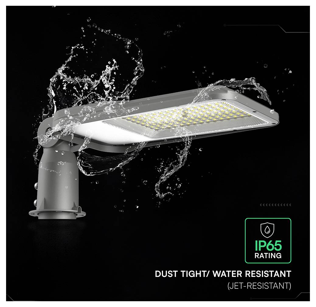 Lampadaire LED étanche présenté avec des éclaboussures d'eau, étiqueté « INDICE IP65 » et « ÉTANCHE À LA POUSSIÈRE / RÉSISTANT À L'EAU (RÉSISTANT AUX JETS) ».
