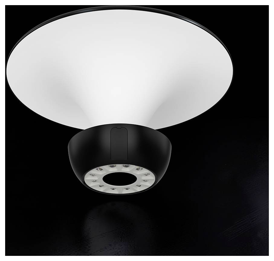 Luminaire de plafond avec un grand abat-jour blanc en forme de dôme et une base noire, vu de dessous sur un fond sombre.