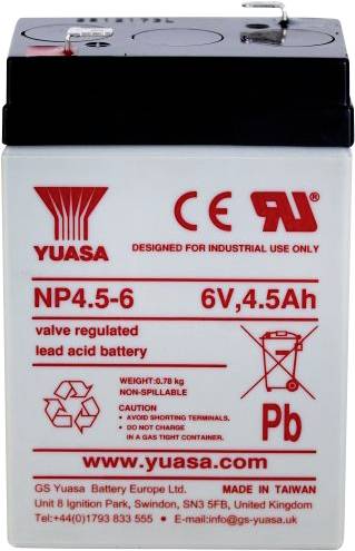 Batterie plomb-acide étanche Yuasa 6V 4,5Ah avec bornes et étiquettes d'avertissement sur un boîtier gris.