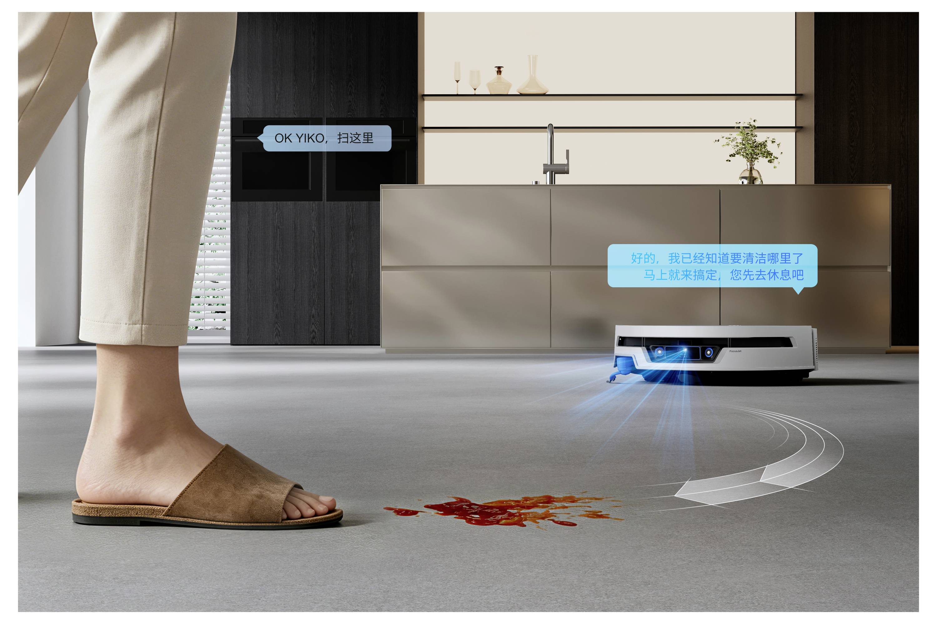 Un robot aspirateur nettoie un déversement sur le sol dans une cuisine moderne tout en évitant une personne debout à proximité.