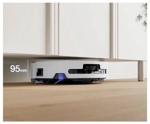 Aspirateur robot sous un canapé, montrant sa faible hauteur de 95 mm pour passer sous les meubles.