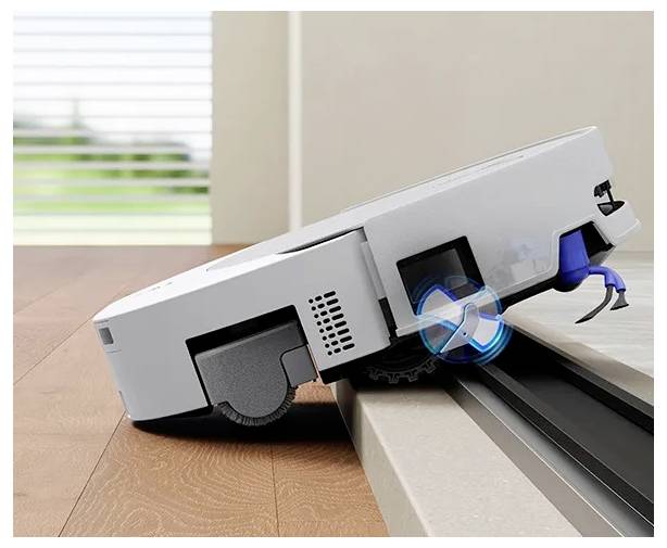 Aspirateur robot franchissant une bande de transition entre parquet et moquette