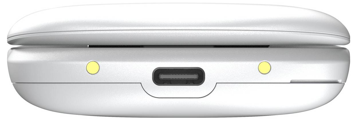 Vue inférieure d'un étui de charge pour écouteurs sans fil en argent avec un port USB-C centré et deux petits voyants d'état jaunes.