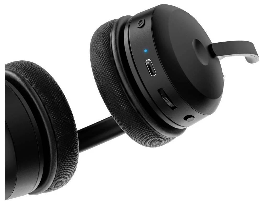 Gros plan d'une écoutille d'un casque audio supra-auriculaire noir avec un bras de microphone, un bouton d'alimentation, un indicateur LED et un port de charge.